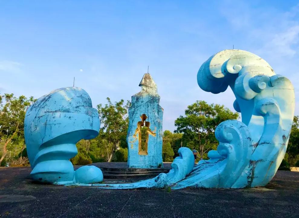 Tham quan đài tưởng niệm nhà tù Phú Quốc