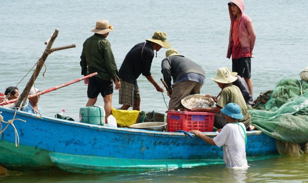 Ra khơi trải nghiệm câu cá cùng ngư dân làng chài 
