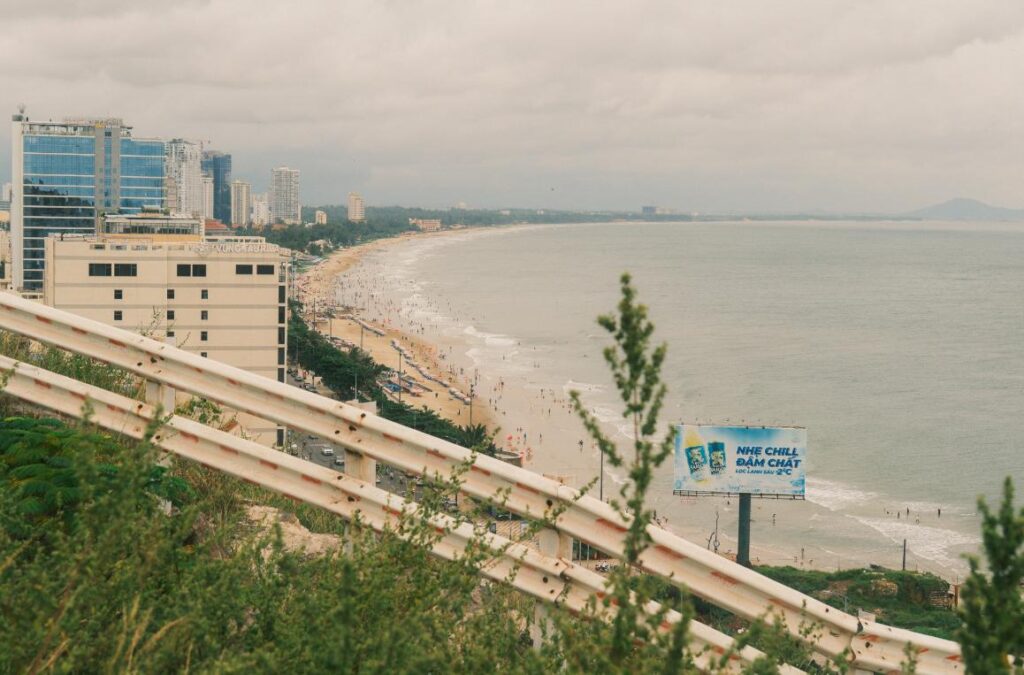 Từ đỉnh đồi Con Heo nhìn xuống view biển cực đẹp