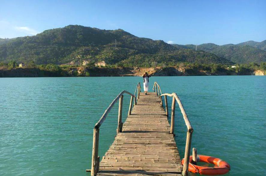 Check-in trên cầu gỗ Hồ Đá Xanh