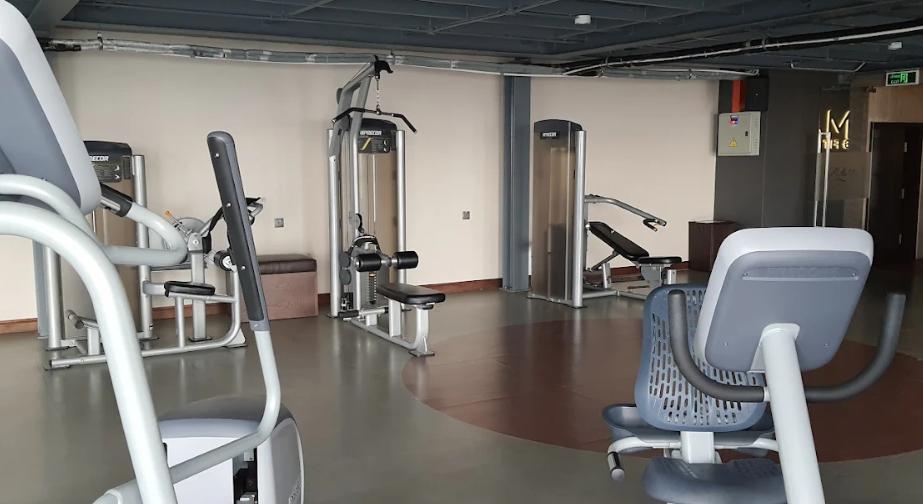Phòng gym được bố trí đầy đủ các thiết bị tập luyện