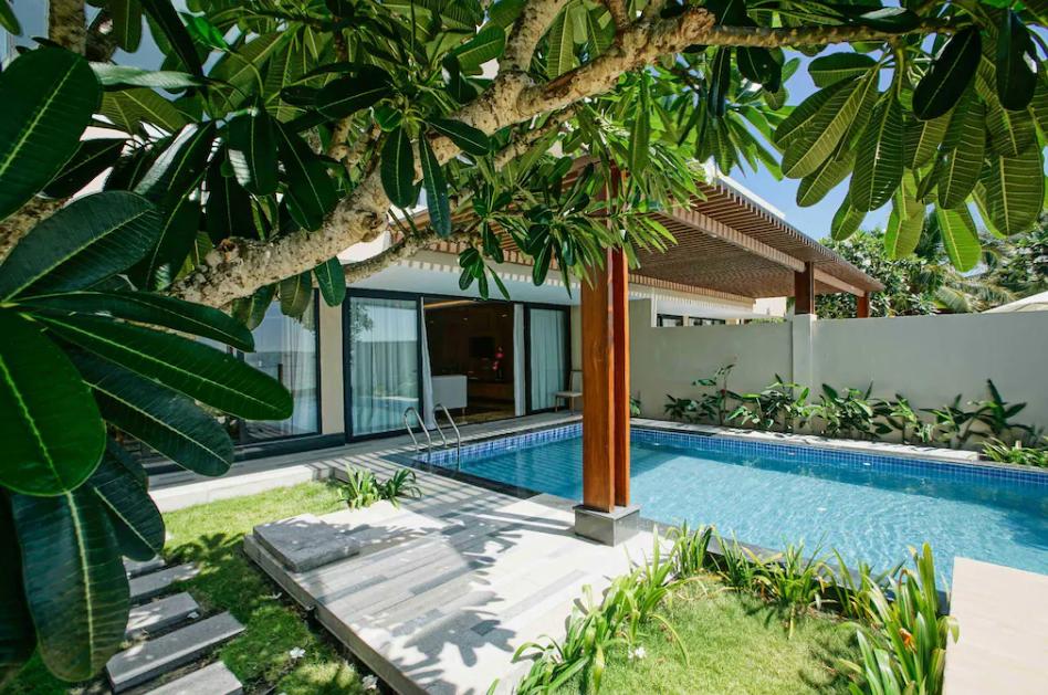 Ngoài ra, còn có hồ bơi riêng trong khu vực của biệt thự