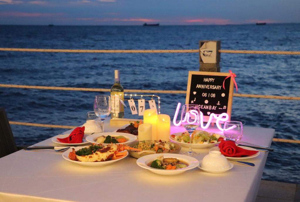 Bàn tiệc lãng mạn tại Nhà hàng Marina Ocean Bay