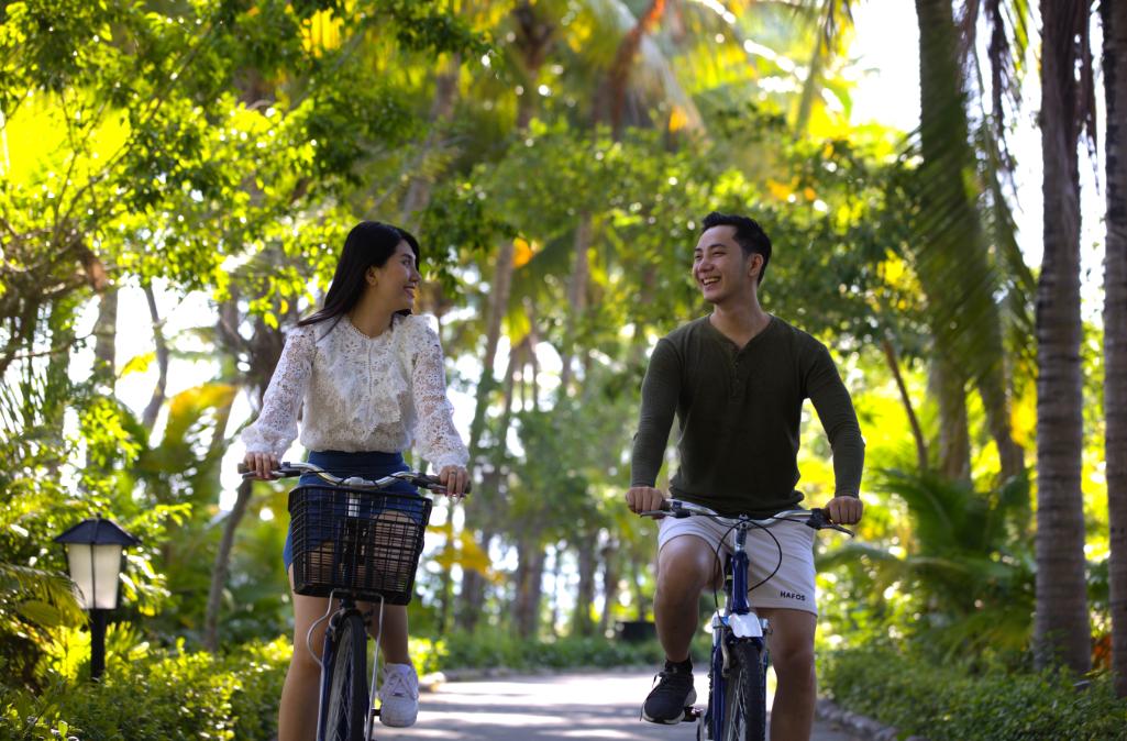 Đạp xe dạo quanh ngắm cảnh biển xinh đẹp