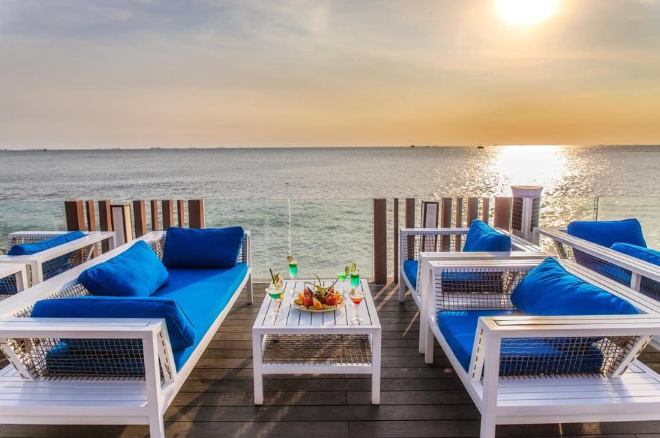 Quầy bar ngoài trời, bên cảnh biển dịu êm