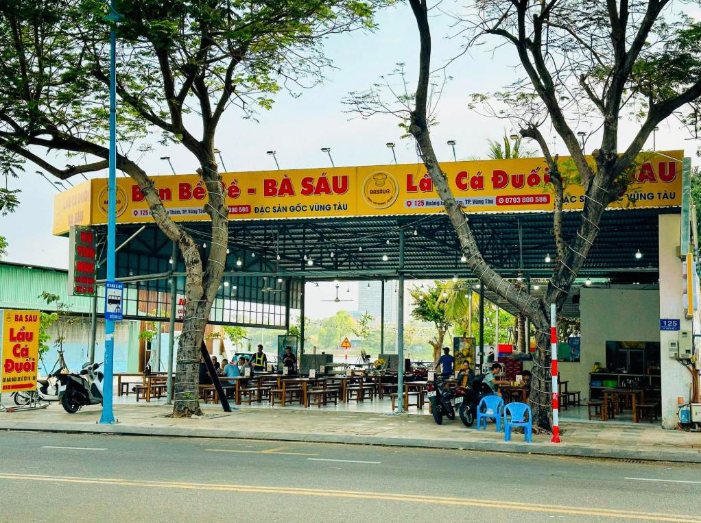Lẩu cá đuối Bà Sáu có không gian thoáng mát