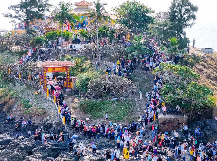 Miếu Hòn Bà Vũng Tàu thu hút du khách nhờ những câu chuyện tâm linh