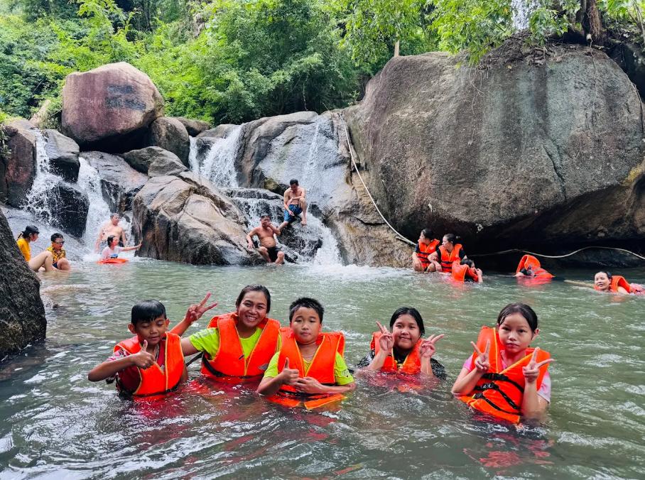 Tắm suối tại Suối Đá