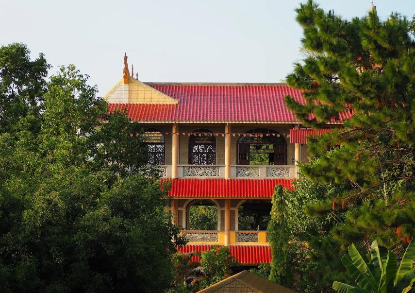 Ngoài ra, có thể ghé thăm một số địa điểm tâm linh lân cận