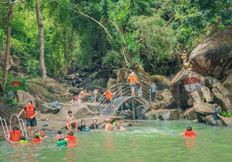Tắm suối xua tan cái nắng nóng