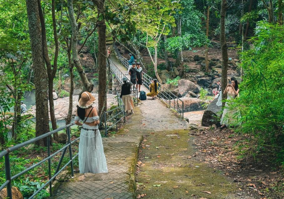 Thời tiết ở Suối Tiên Vũng Tàu dễ chịu nên khá đông khách du lịch đến check-in
