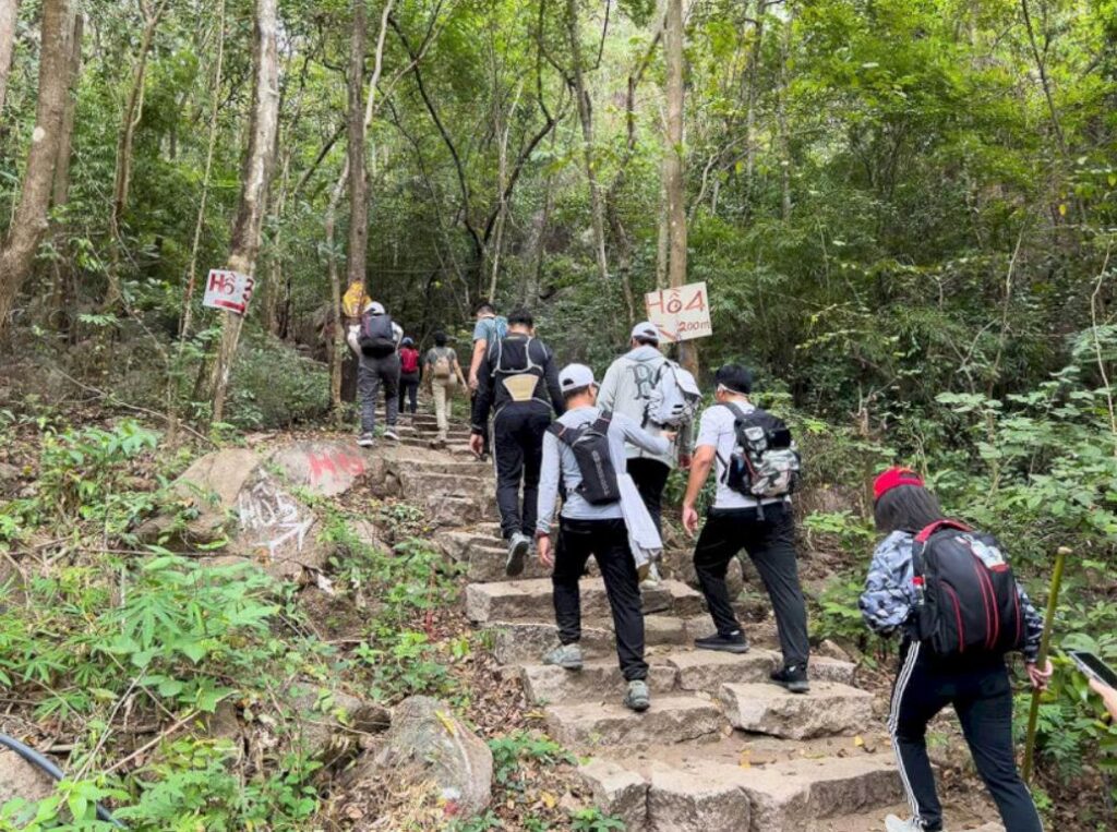 Trekking lên núi Dinh và chiêm ngưỡng thiên nhiên hùng vĩ nơi đây
