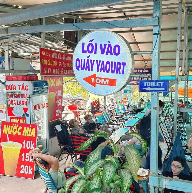 Không gian quán giản dị, thoải mái
