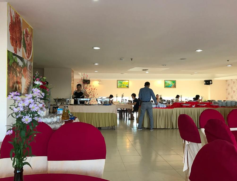 Nhà hàng rộng rãi và đa dạng món ăn ngon