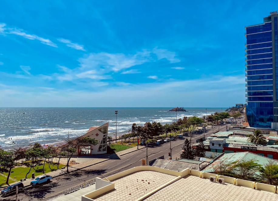 Blue Sea Hotel có vị trí thuận lợi sát biển và các điểm du lịch nổi tiếng