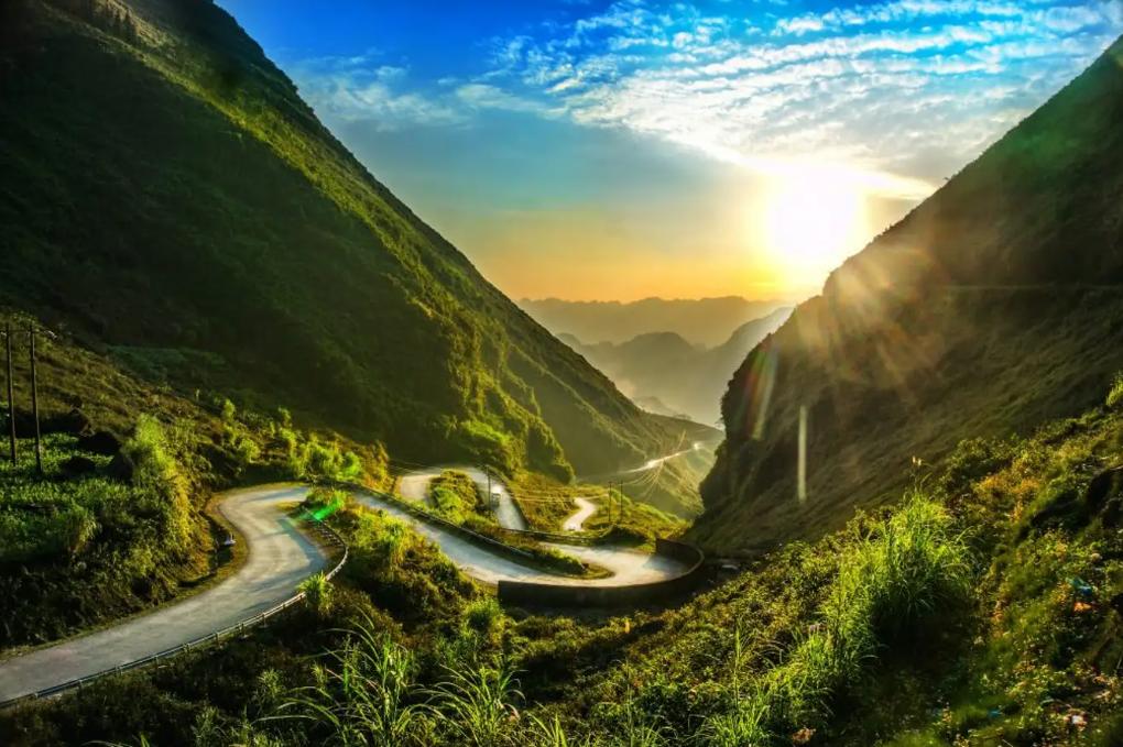 Trái lại, Hà Giang nổi bật với núi non hùng vĩ