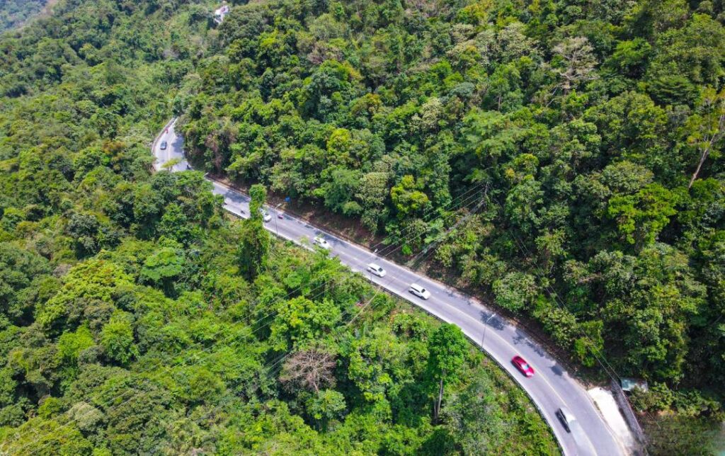 Đường đèo quanh co hiểm trở, bạn nên lưu ý khi di chuyển