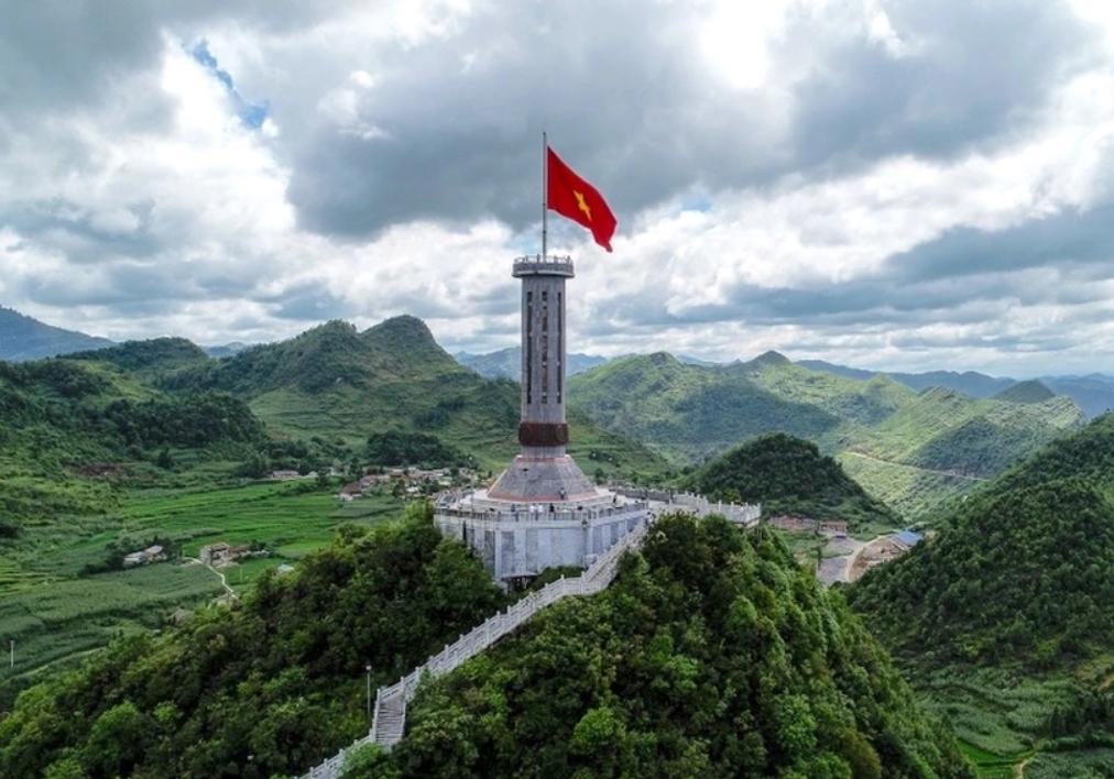 Vượt qua gần 1000 bậc thang để lên đỉnh cột cờ Lũng Cú