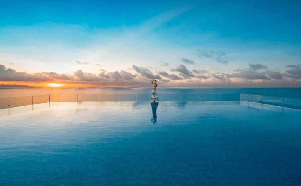 Hồ bơi trong xanh hướng ra biển