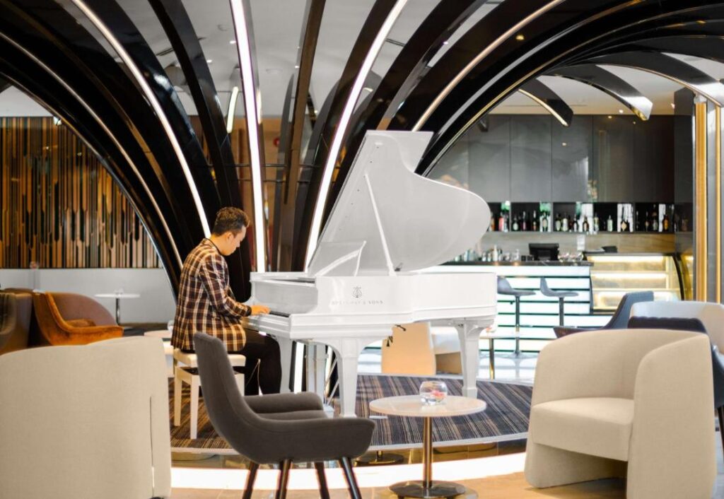 Ocean Terrace Lounge & Café mang lại không gian cực kỳ sang trọng