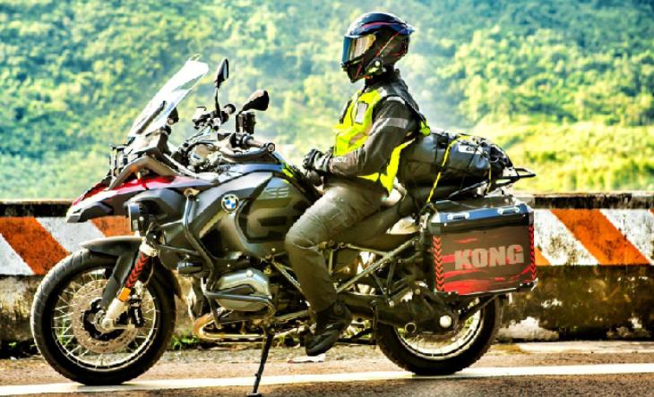 Di chuyển bằng xe máy được giới trẻ yêu thích