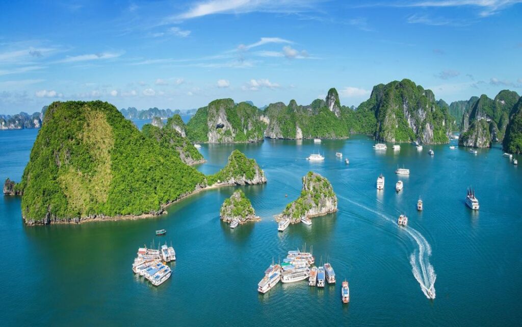 Vịnh Hạ Long là địa điểm du lịch nổi tiếng ở Quảng Ninh