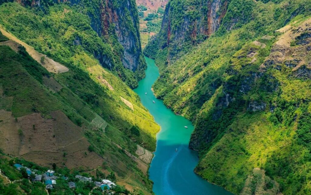 Tham quan dòng Sông Nho Quế xanh mát