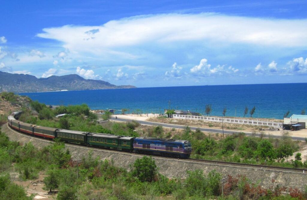 Di chuyển bằng tàu hỏa từ Sài Gòn đi Nha Trang cũng là trải nghiệm thú vị được nhiều hành khách yêu thích