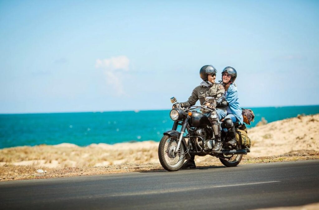 Di chuyển bằng xe máy mang đến nhiều trải nghiệm thú vị