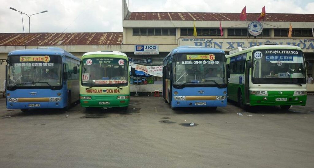 Di chuyển bằng xe bus giúp tiết kiệm chi phí