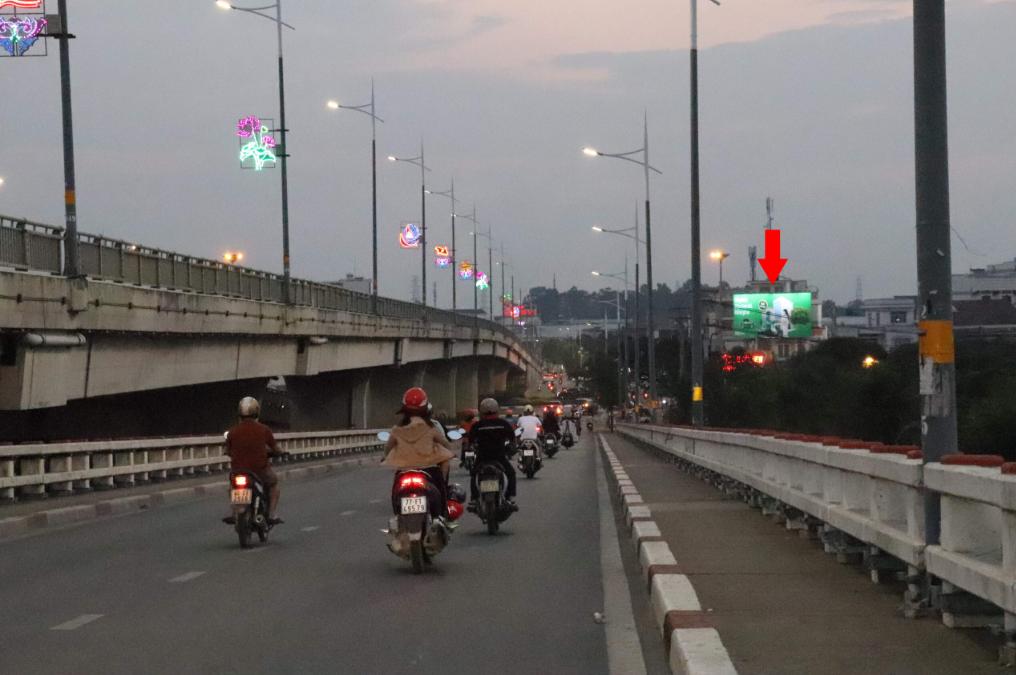 Di chuyển bằng xe máy