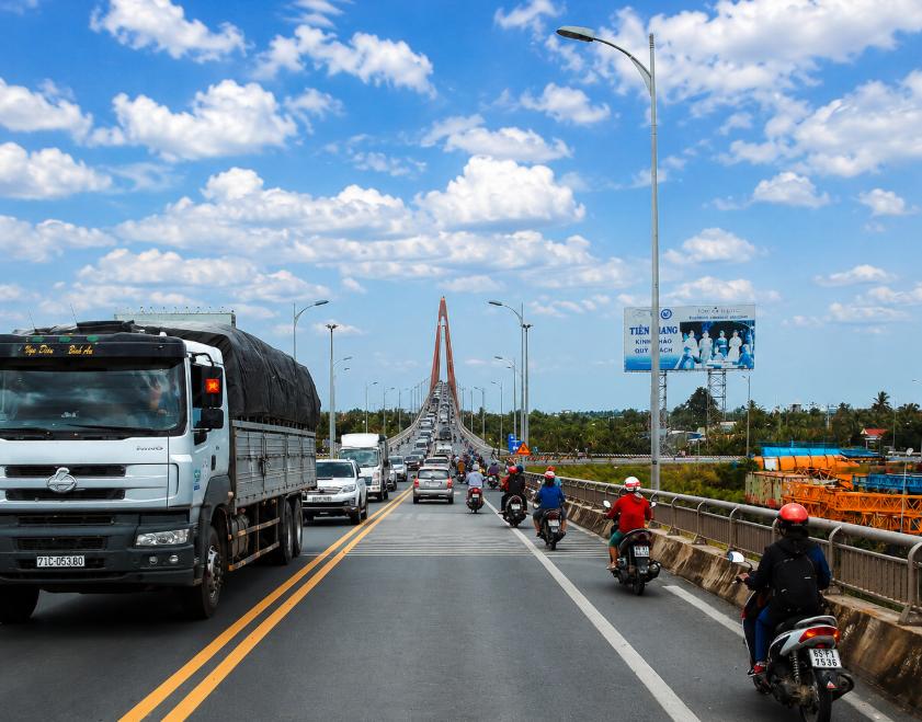 Di chuyển bằng xe máy hoặc ô tô cá nhân